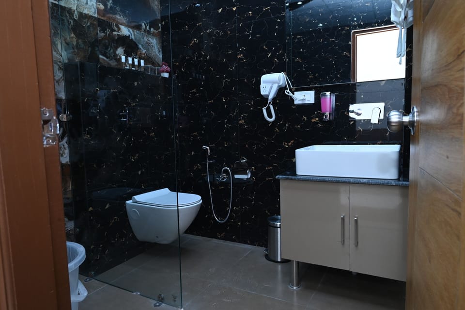 Executive Double Room | Bathroom | Shower, free toiletries, slippers, towels