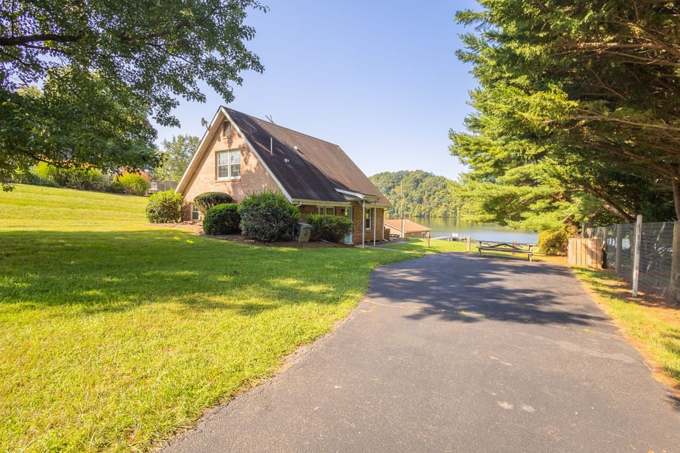 spacious driveway and view of the house