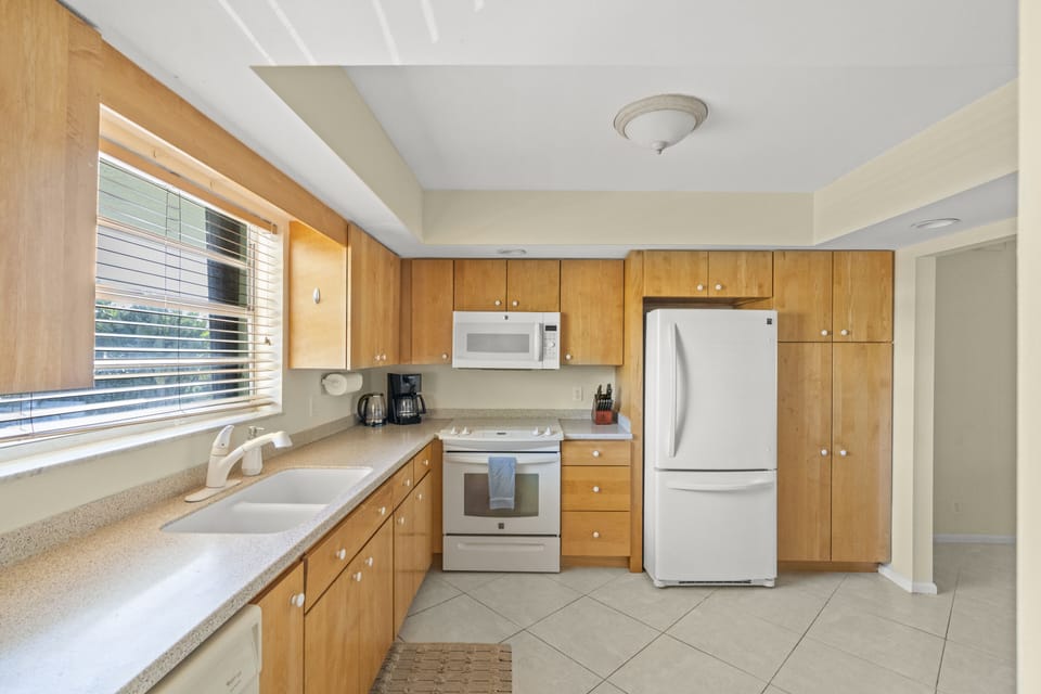 Chef's dream! 🔪 Discover our well-stocked kitchen with an oven, coffee maker, and all the tools for a delightful cooking experience. 🥕