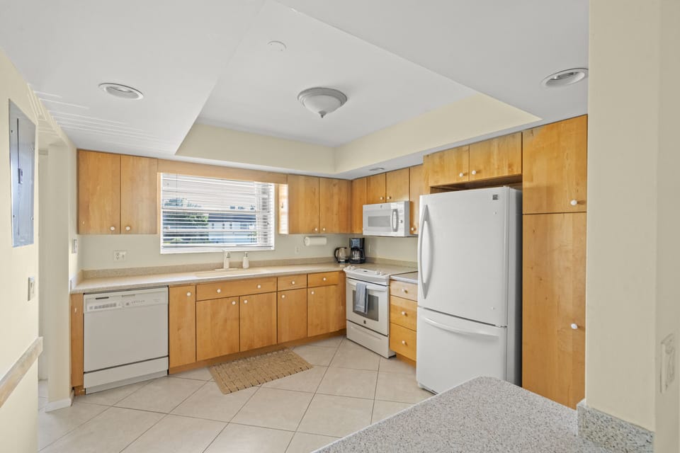 Whip up delicious meals in our fully equipped kitchen! 🍳 We've provided a drop coffee maker ☕, kettle, griddle, pots and pans, and so much more! 🧑‍🍳