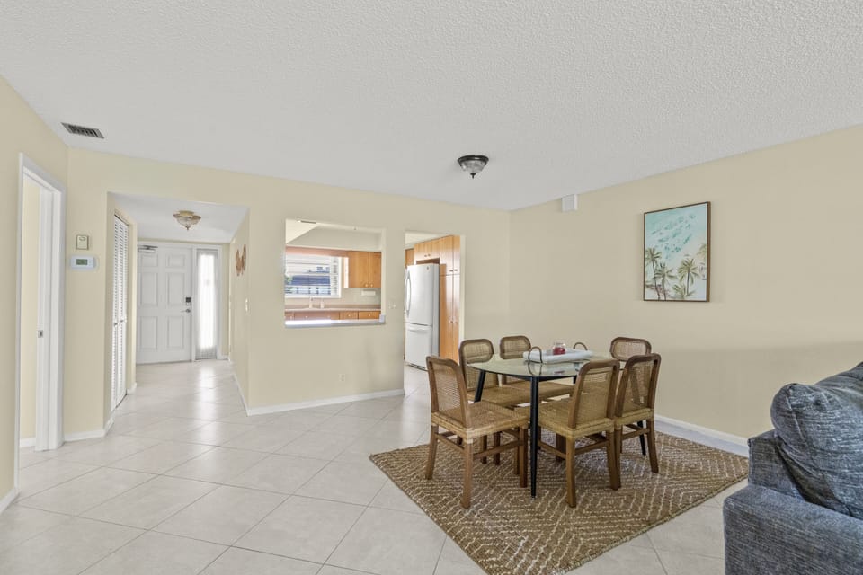 Dine in comfort! 🏡 This spacious dining area provides the perfect setting for enjoying meals with your loved ones. ✨