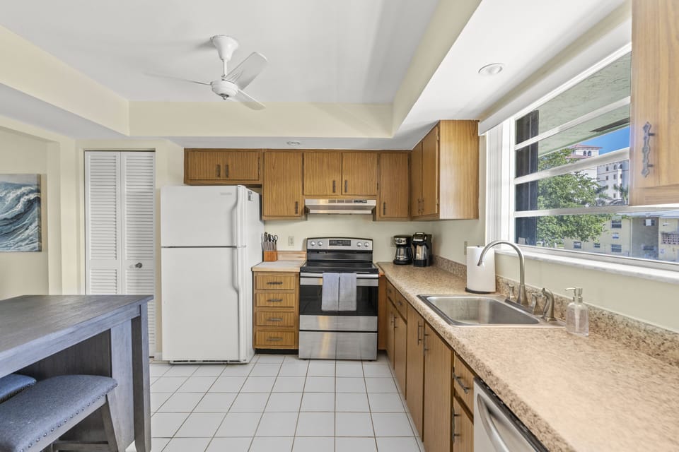 Whip up delicious meals in our fully equipped kitchen! 🍳 Featuring an oven, coffee maker ☕, and all the necessities to cook up some meals! 🍽️