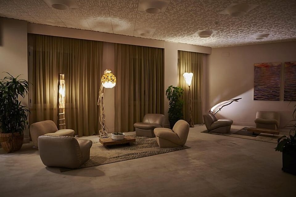 Lobby lounge