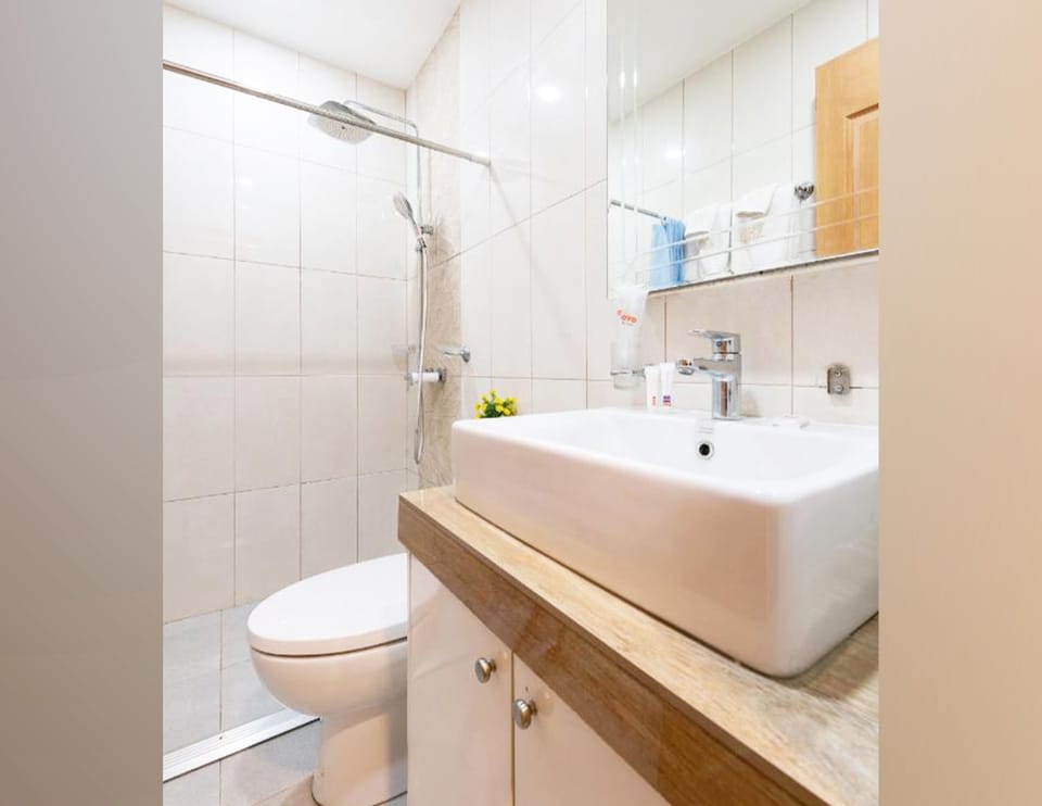 Deluxe Room, 2 Queen Beds, Non Smoking | Bathroom | Free toiletries, slippers, bidet, towels