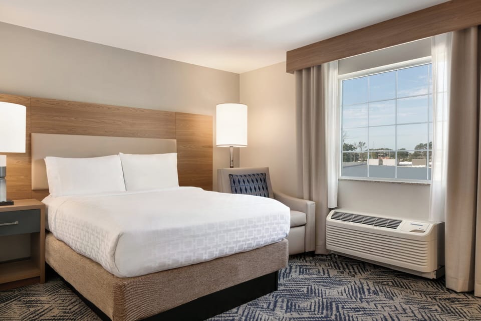 Studio Suite, 1 Queen Bed | In-room safe, desk, laptop workspace, blackout drapes