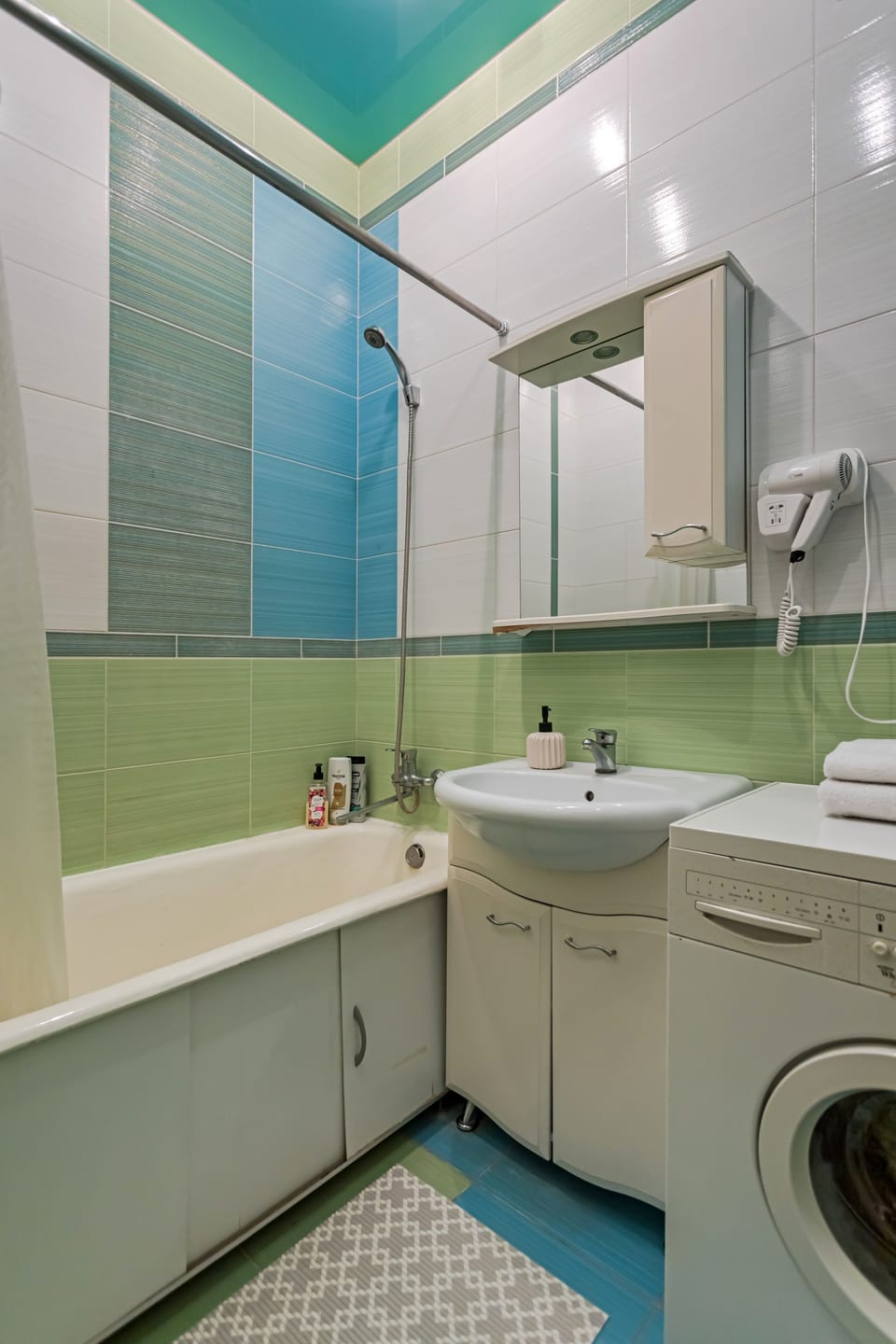 Apartment | Bathroom | Bathtub, hair dryer, towels, soap