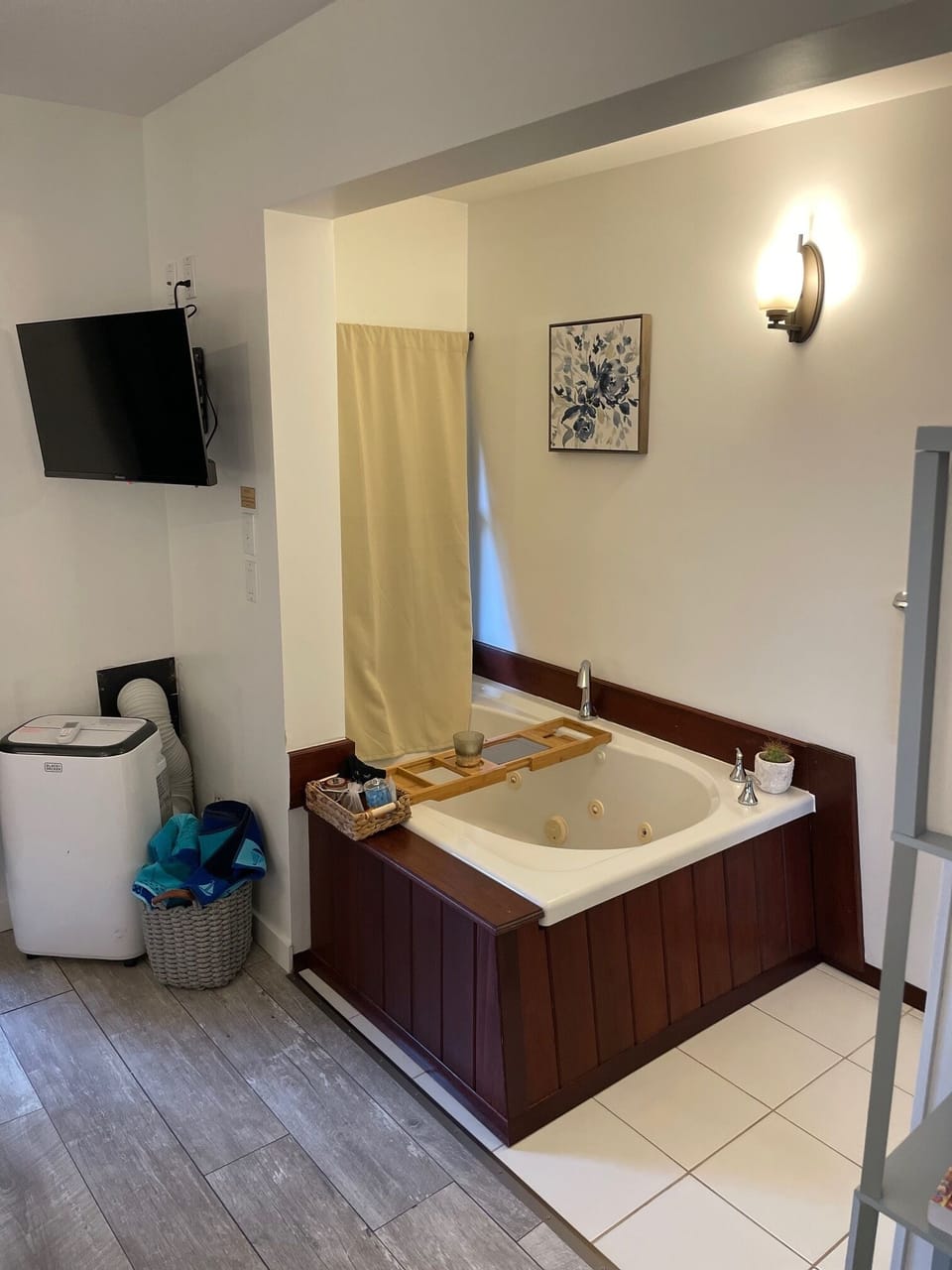 Junior Studio Suite | Bathroom | Combined shower/tub, rainfall showerhead, free toiletries, hair dryer