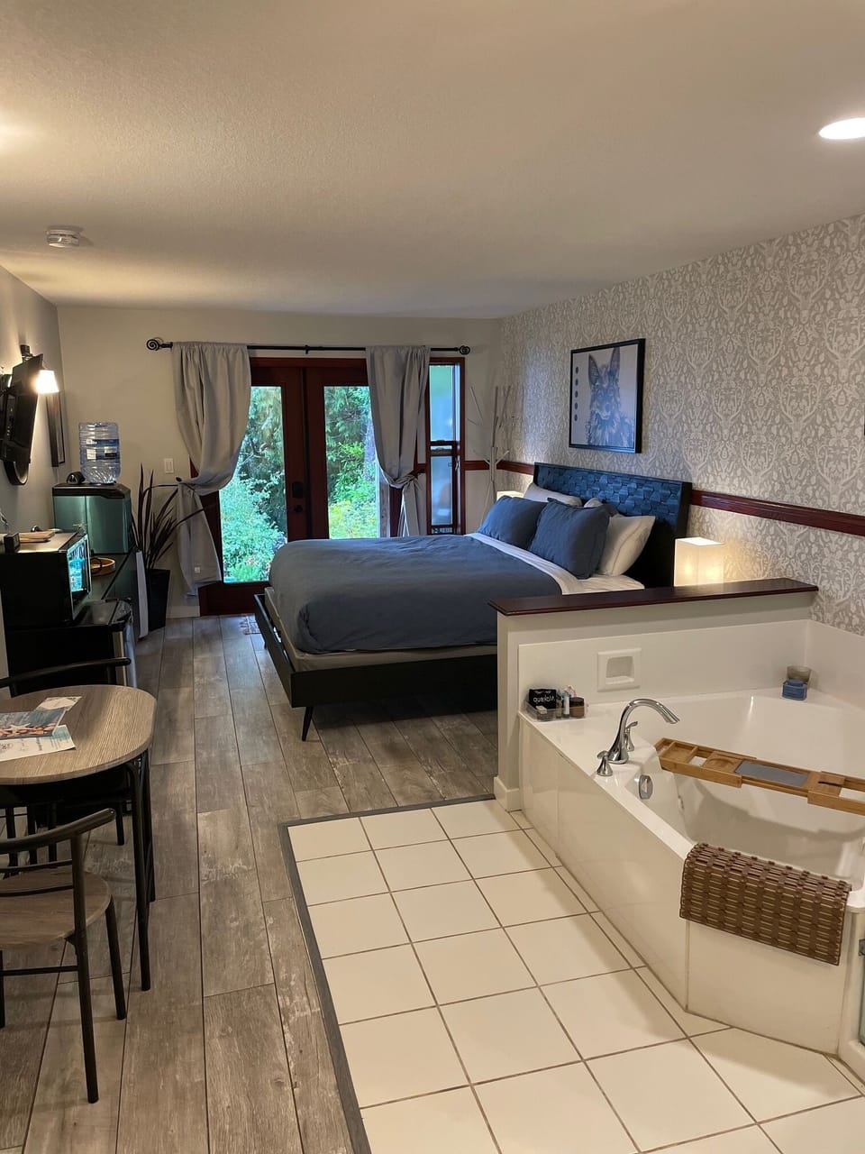 Luxury Studio Suite | Private kitchen | Full-size fridge, microwave, oven, stovetop