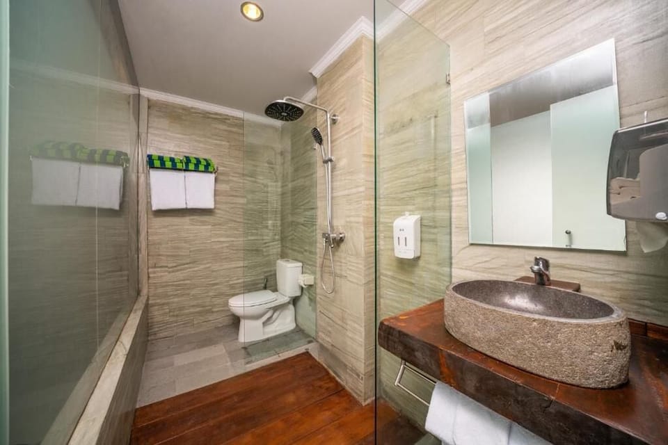 Rainfall showerhead, free toiletries, soap, shampoo