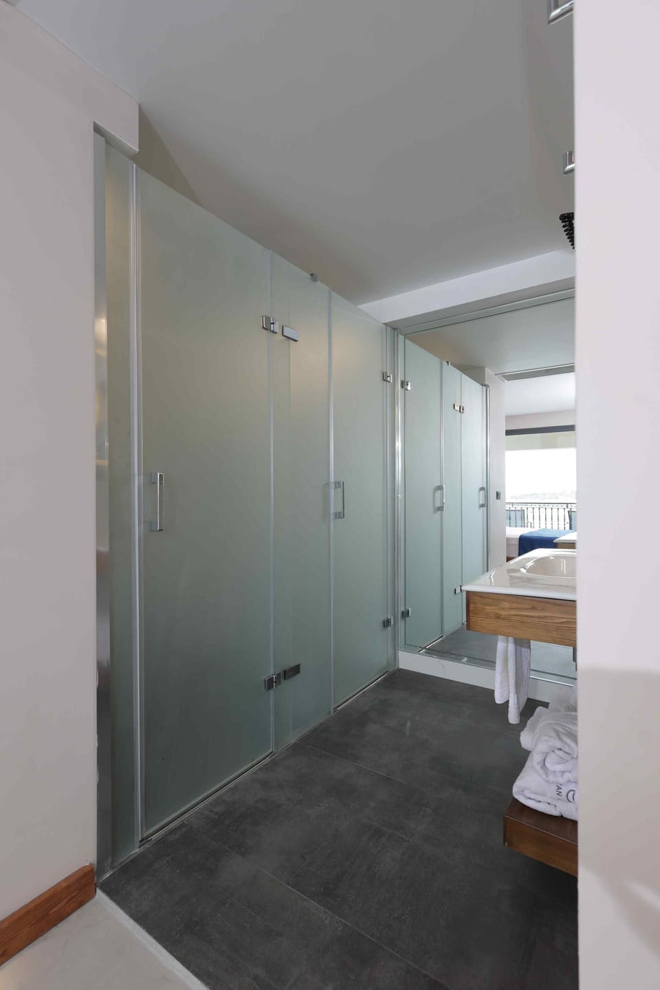 Family Suite Room With Seaview | Bathroom | Shower, rainfall showerhead, free toiletries, hair dryer
