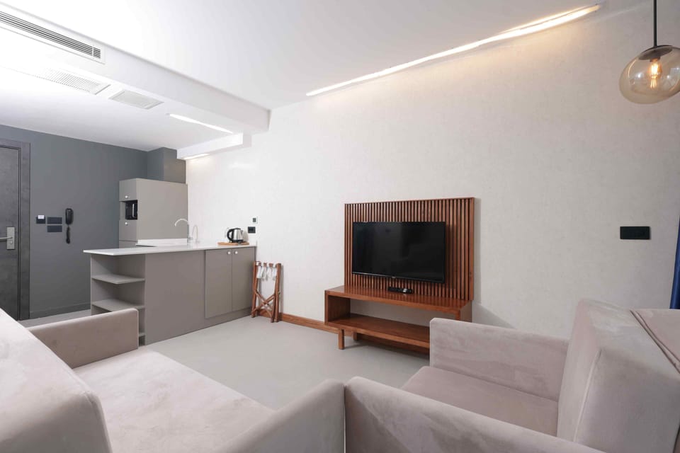 Family Suite Room With Seaview | Living area | 32-inch flat-screen TV with satellite channels, TV