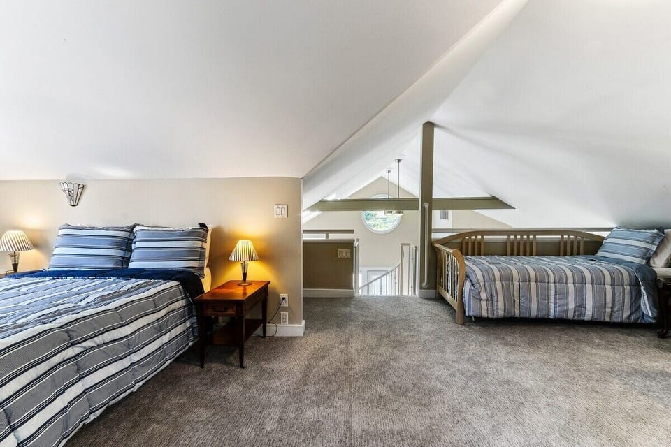 Loft Sleeping Arrangements, 2 twin beds & Full Bed