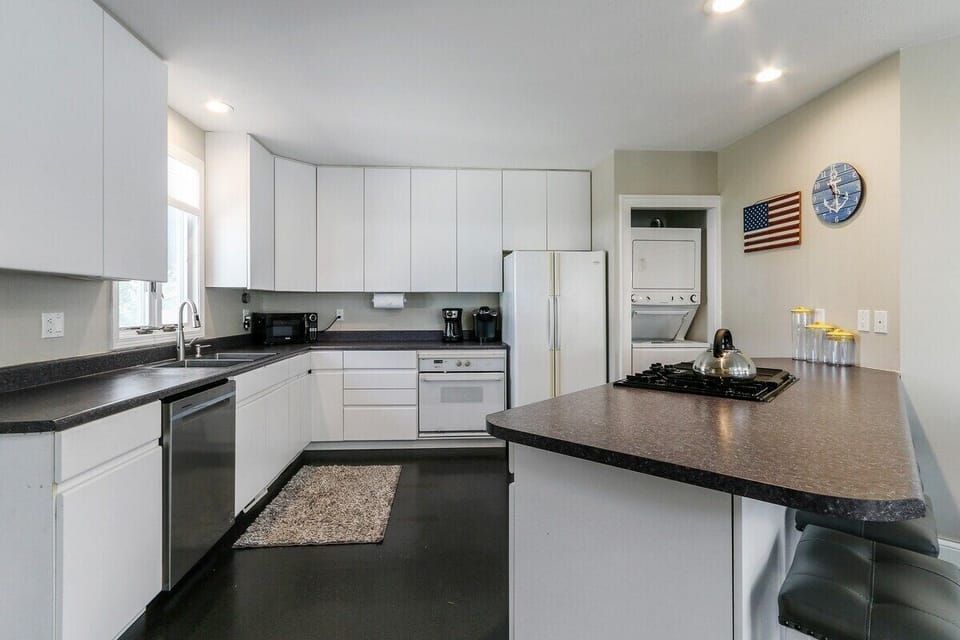 Fully Equipped kitchen with breakfast bar seating