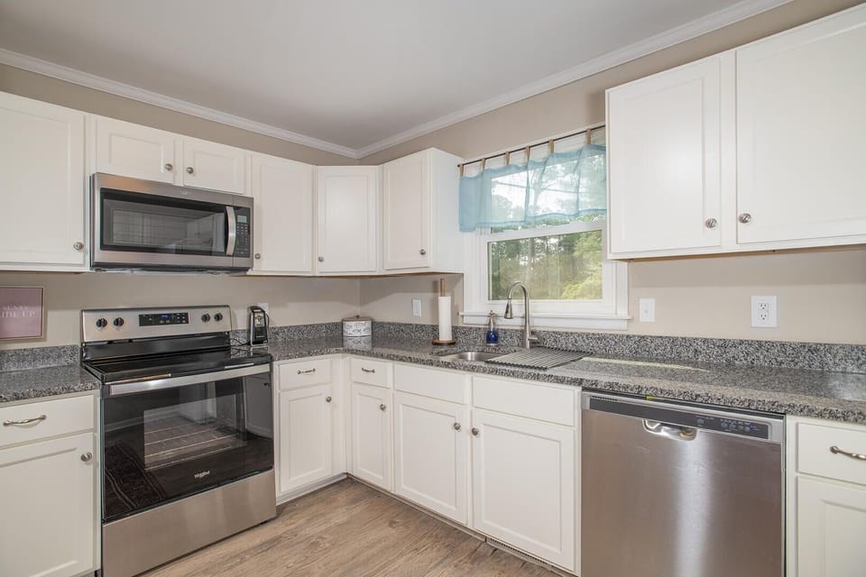 House, 5 Bedrooms | Private kitchen | Fridge, oven, coffee/tea maker