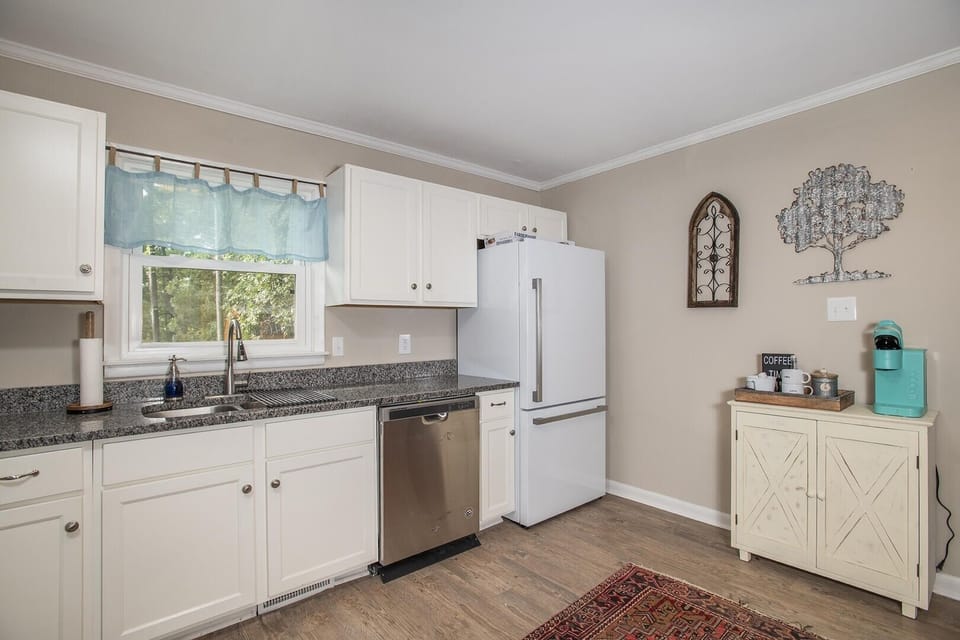 House, 5 Bedrooms | Private kitchen | Fridge, oven, coffee/tea maker