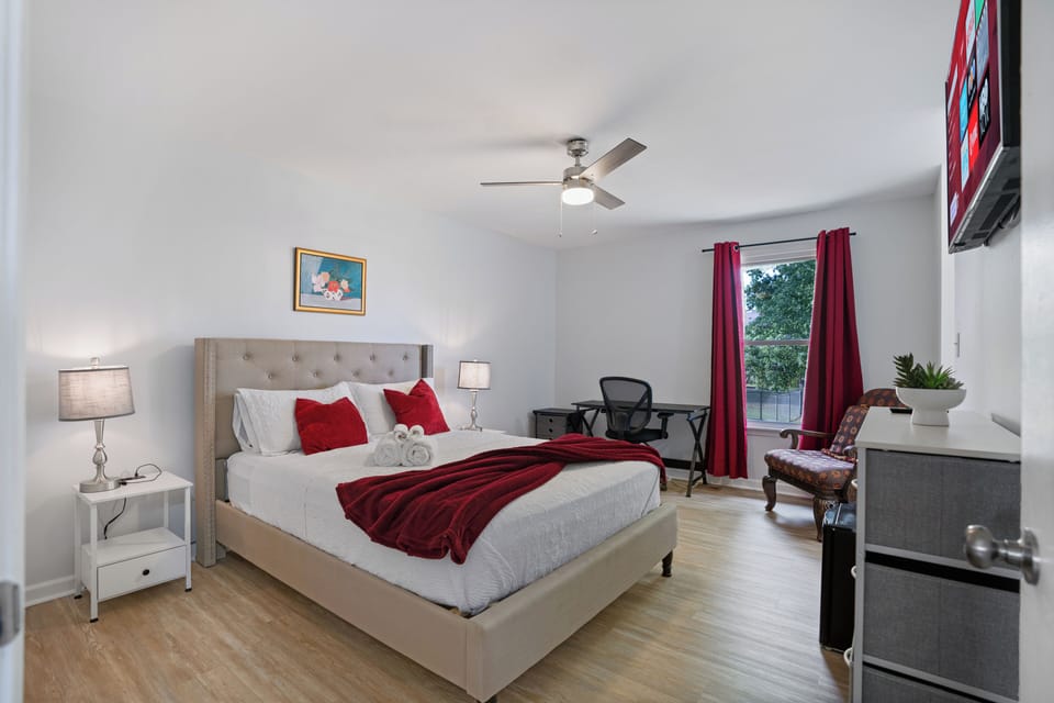 Primary Bedroom [Workspace SmartTV 43"]