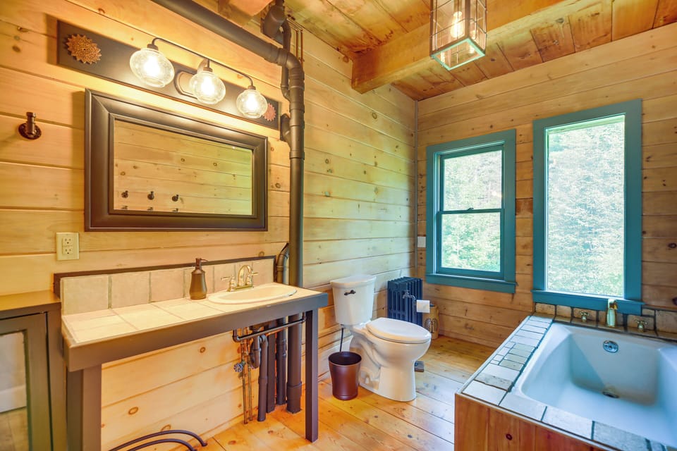 Luxe 14-acre Vermont Countryside Lodge! Cottage in Vermont