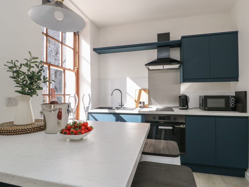 Fridge, dishwasher, cookware/dishes/utensils