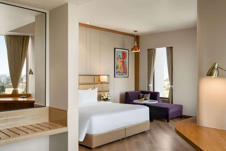 Premium Room, 1 King Bed | Egyptian cotton sheets, premium bedding, in-room safe, desk