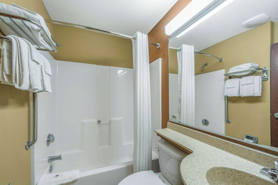 Combined shower/tub, towels