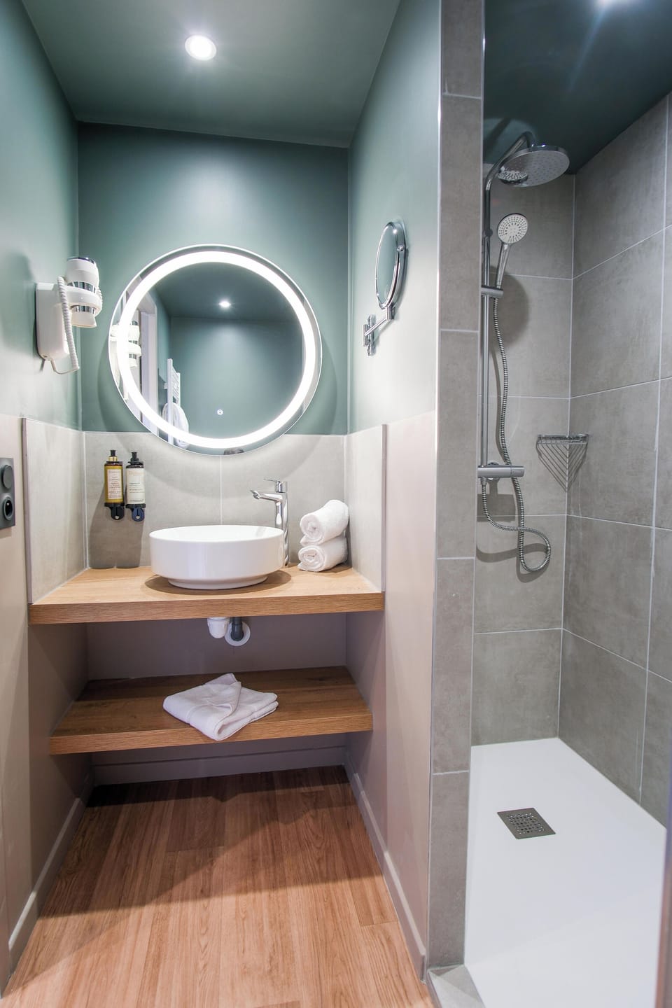 Towels, soap, shampoo, toilet paper