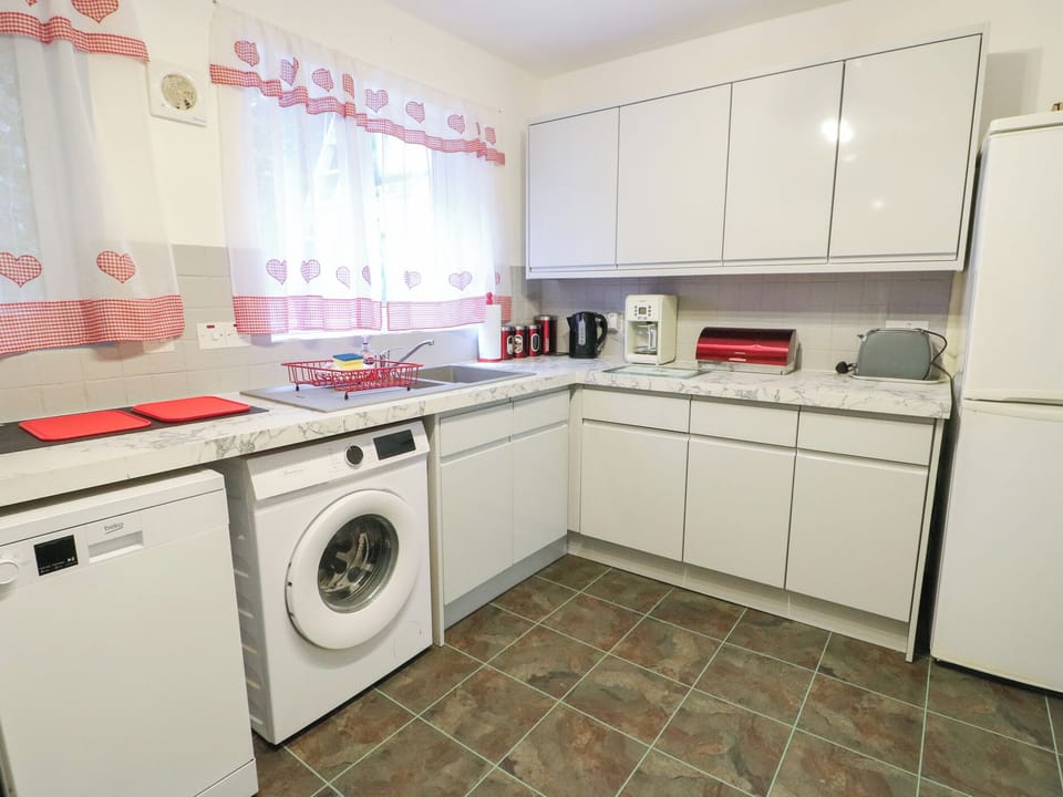Cottage | Private kitchen | Fridge, dishwasher, electric kettle, toaster