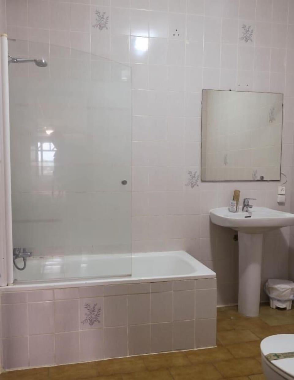 Towels, soap, shampoo, toilet paper