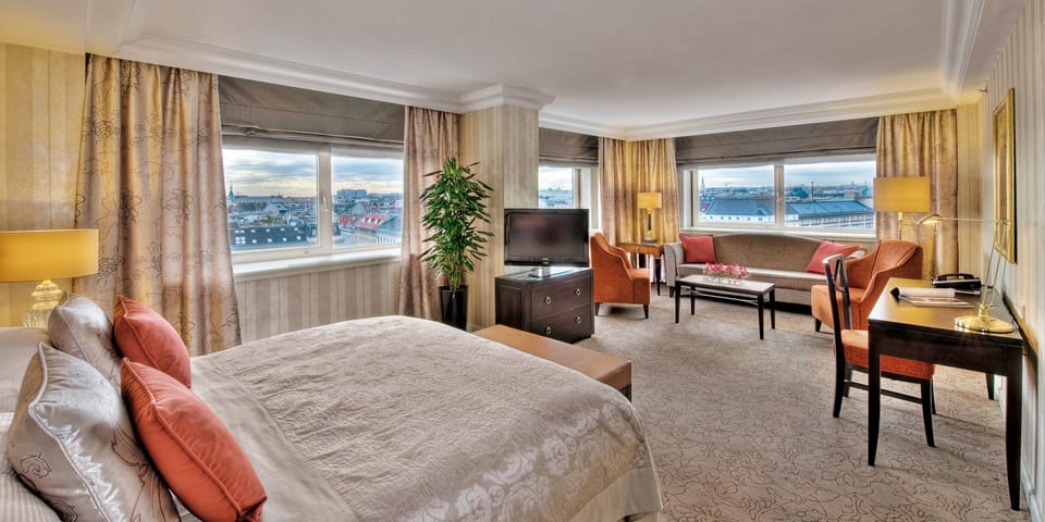 Junior Suite | Hypo-allergenic bedding, in-room safe, desk, laptop workspace