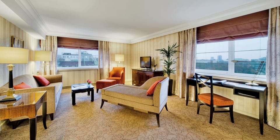 Senior Suite, 1 Twin Bed | Hypo-allergenic bedding, in-room safe, desk, laptop workspace