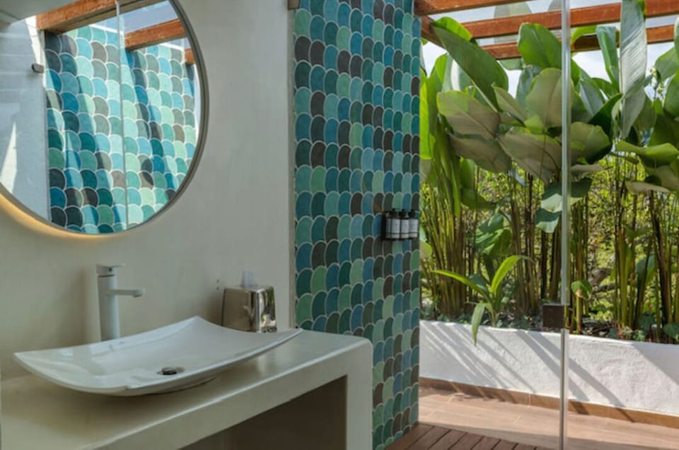 Elite Suite | Bathroom | Shower, rainfall showerhead, hair dryer, towels