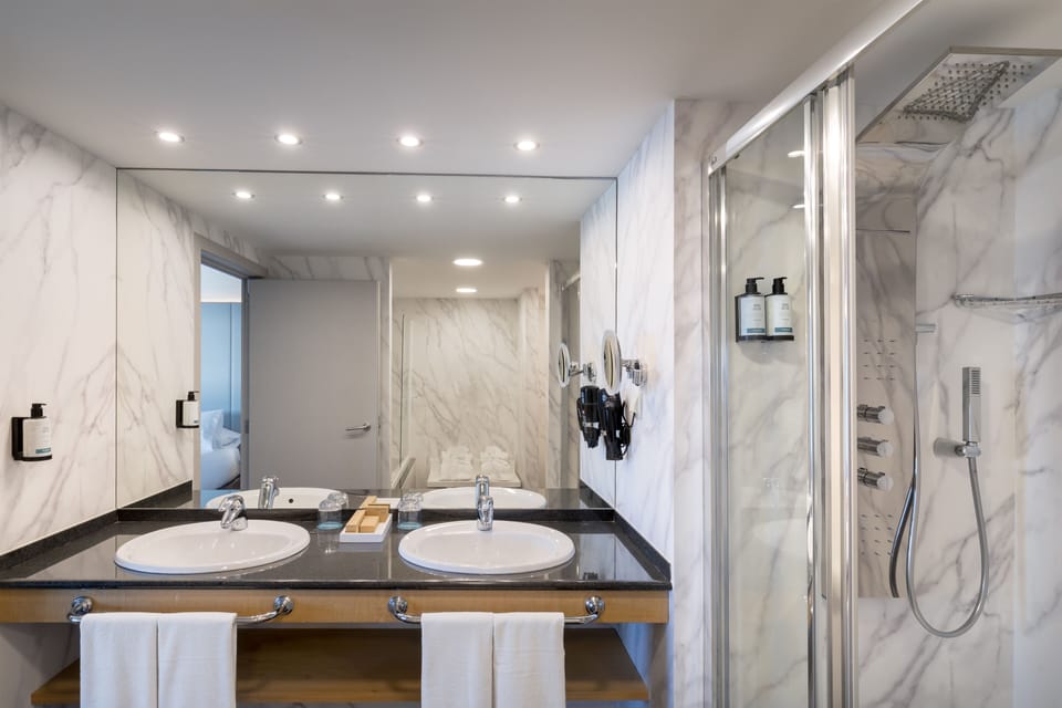 Suite | Bathroom | Eco-friendly toiletries, hair dryer, bidet, towels
