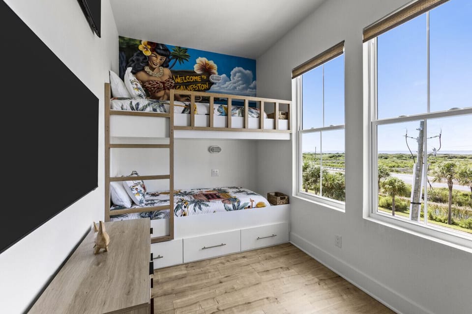 Bunk Room 1: Has elevated 3rd-floor bay views that give it an extra tropical feel