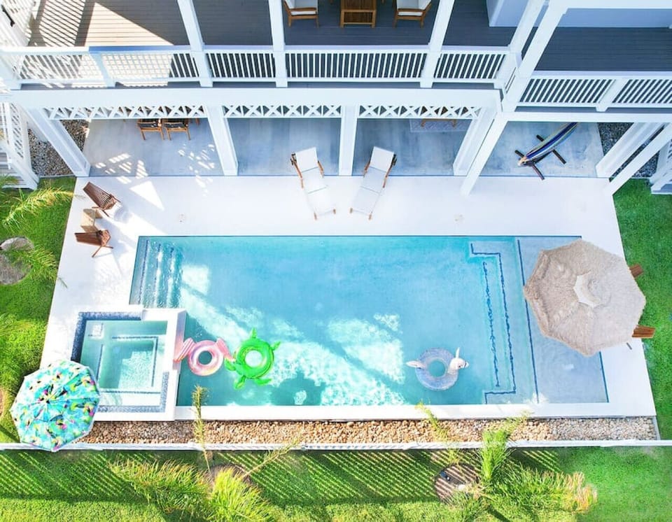 Whether you’re floating with a drink in hand or star-gazing from the hot tub, relaxation comes easy here