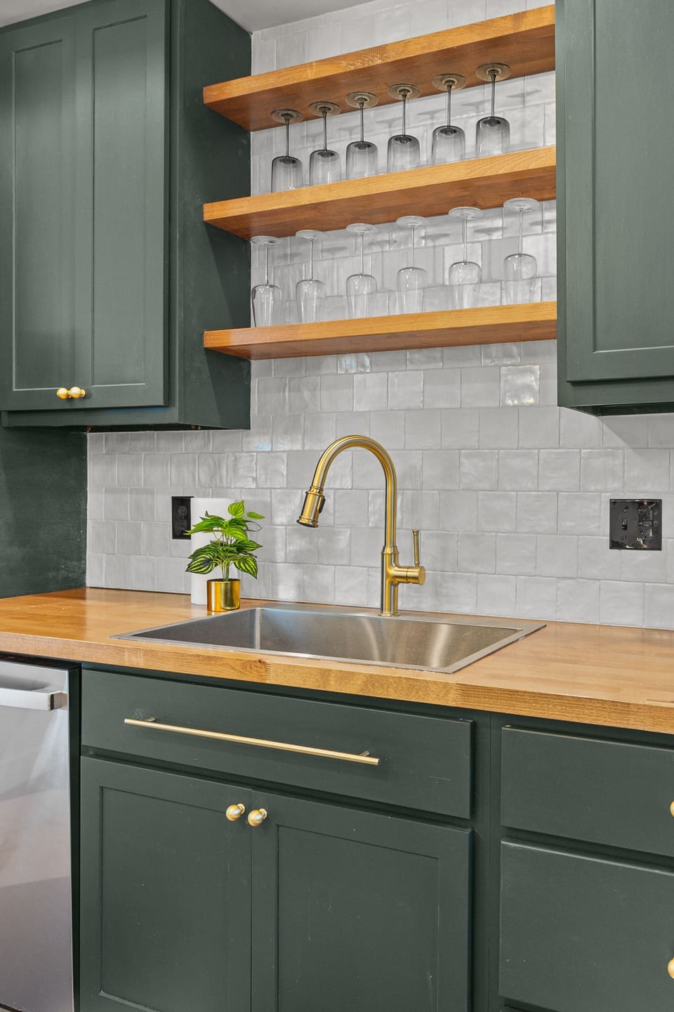 House, Multiple Beds, Patio, City View | Private kitchen | Fridge, microwave, oven, stovetop