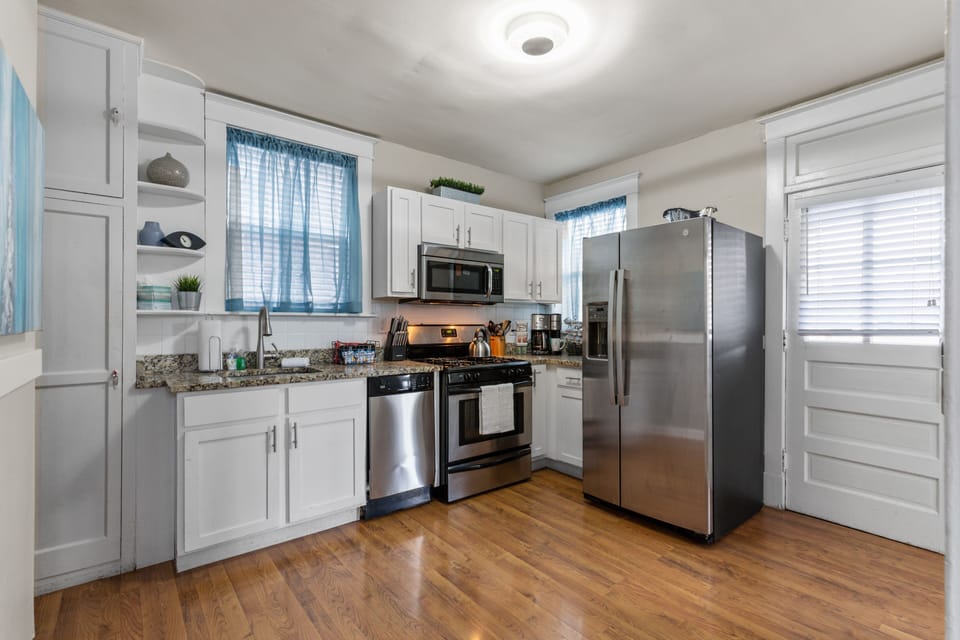 House, Multiple Beds, Kitchen, City View | Private kitchen | Fridge, microwave, oven, stovetop