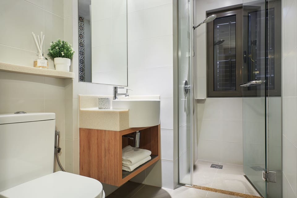 Shower, rainfall showerhead, free toiletries, hair dryer