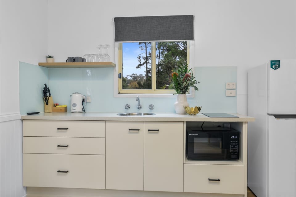 Standard Cabin, 1 Queen Bed, Kitchenette | Private kitchen | Shared fridge, cookware/dishes/utensils