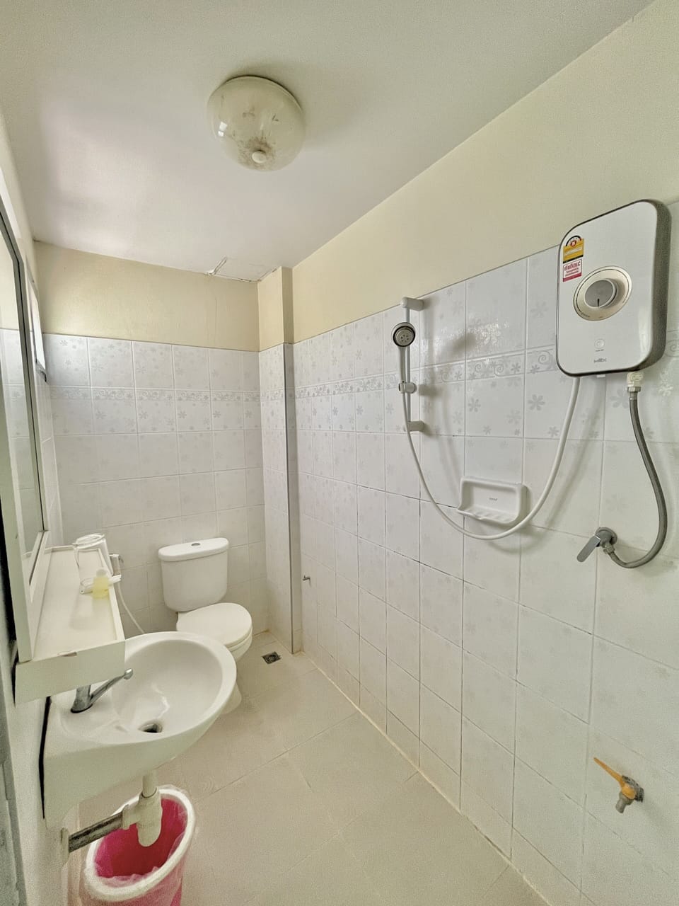 Deluxe Twin Room, Non Smoking, Ensuite | Bathroom | Shower, hair dryer, slippers, towels