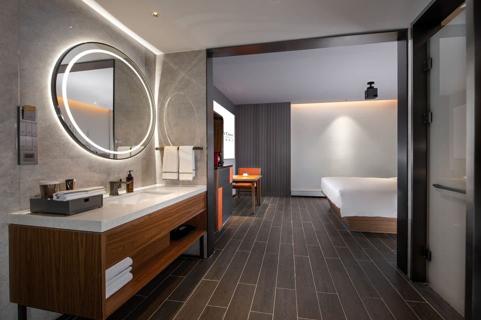 Elite Single Room, 1 Queen Bed | Bathroom | Shower, hair dryer, slippers, towels