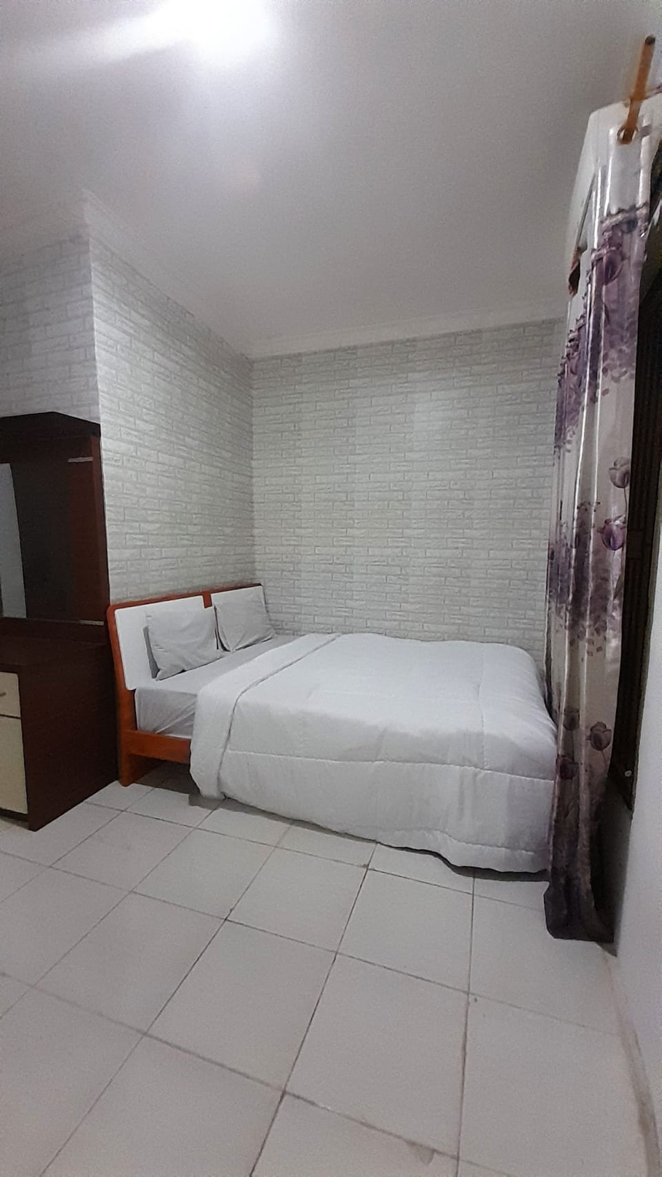 Economy Single Room | Laptop workspace, bed sheets