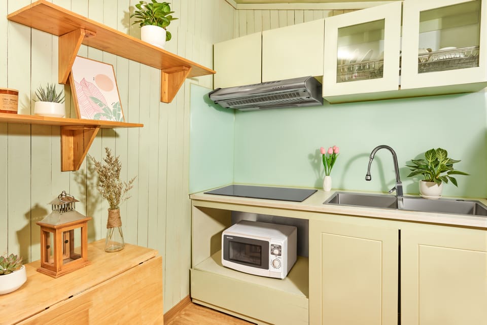 Economy Townhome | Private kitchen | Oven, dishwasher, rice cooker, cookware/dishes/utensils