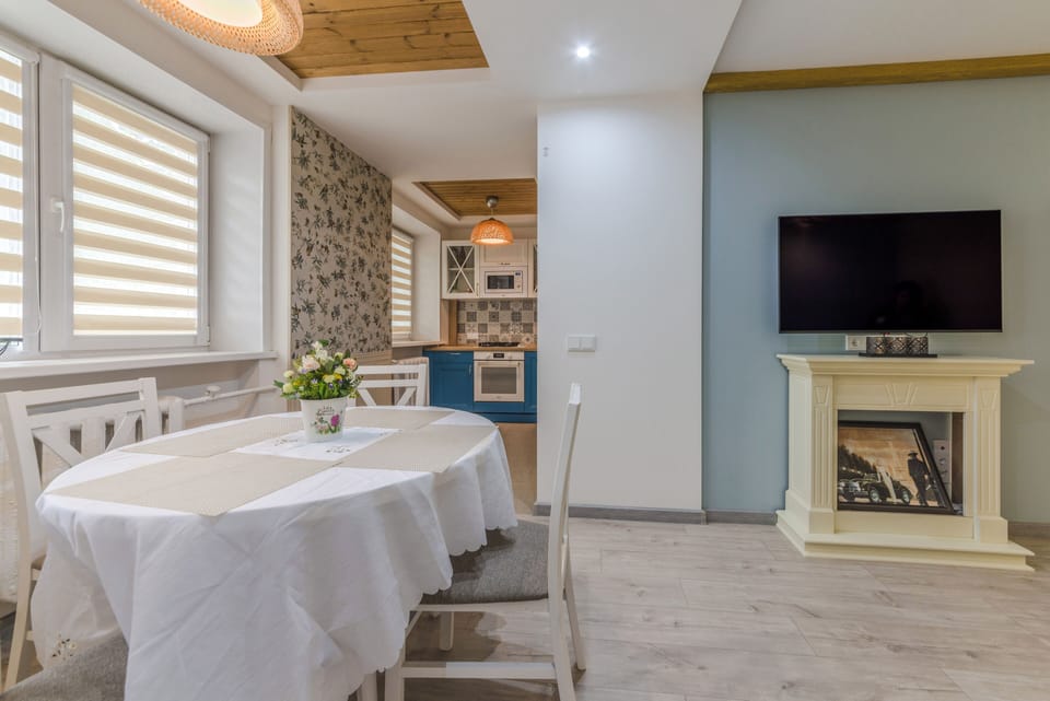 Basic Apartment | Private kitchen | Full-size fridge, microwave, oven, stovetop