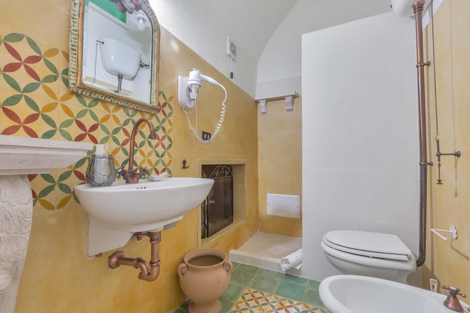Room | Bathroom | Shower, rainfall showerhead, hair dryer, towels