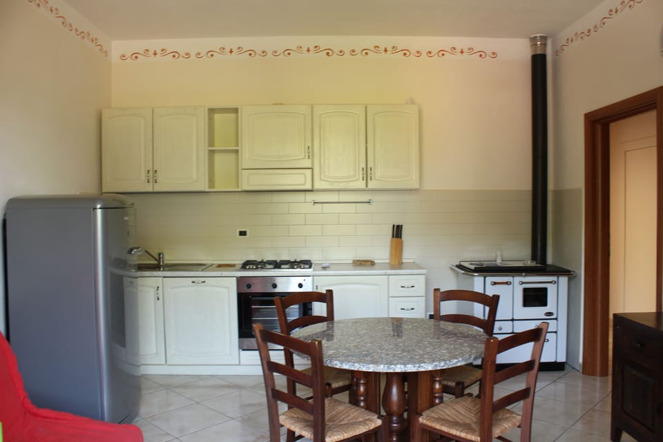 Family Room | Private kitchen | Full-size fridge, oven, stovetop, dishwasher