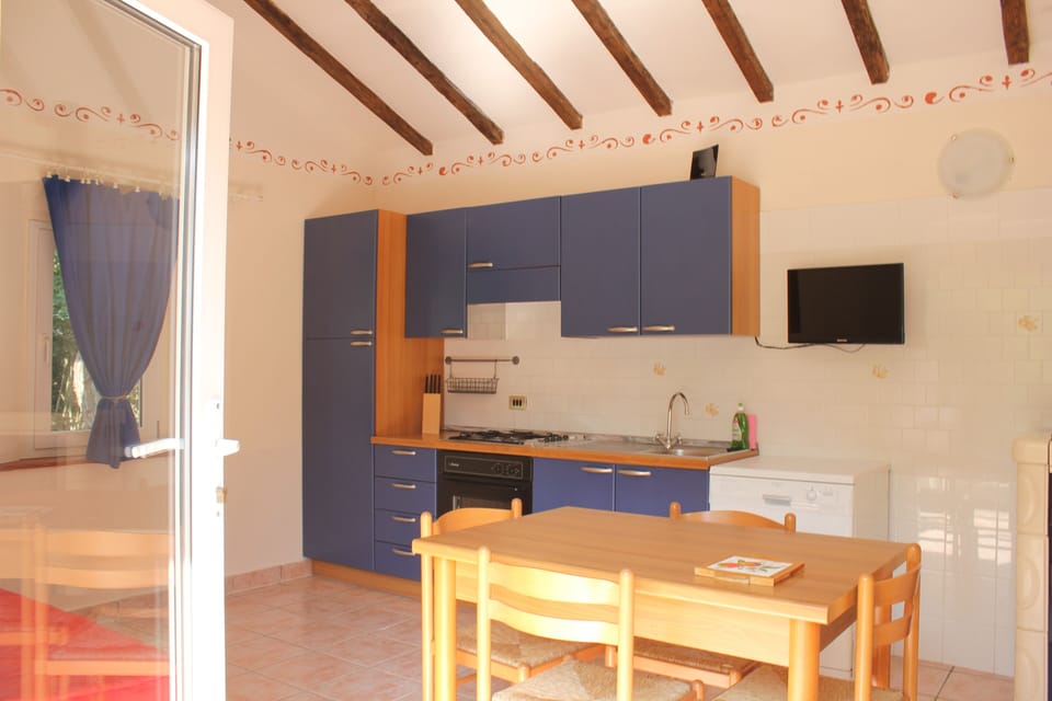 Traditional Apartment | Private kitchen | Full-size fridge, oven, stovetop, dishwasher