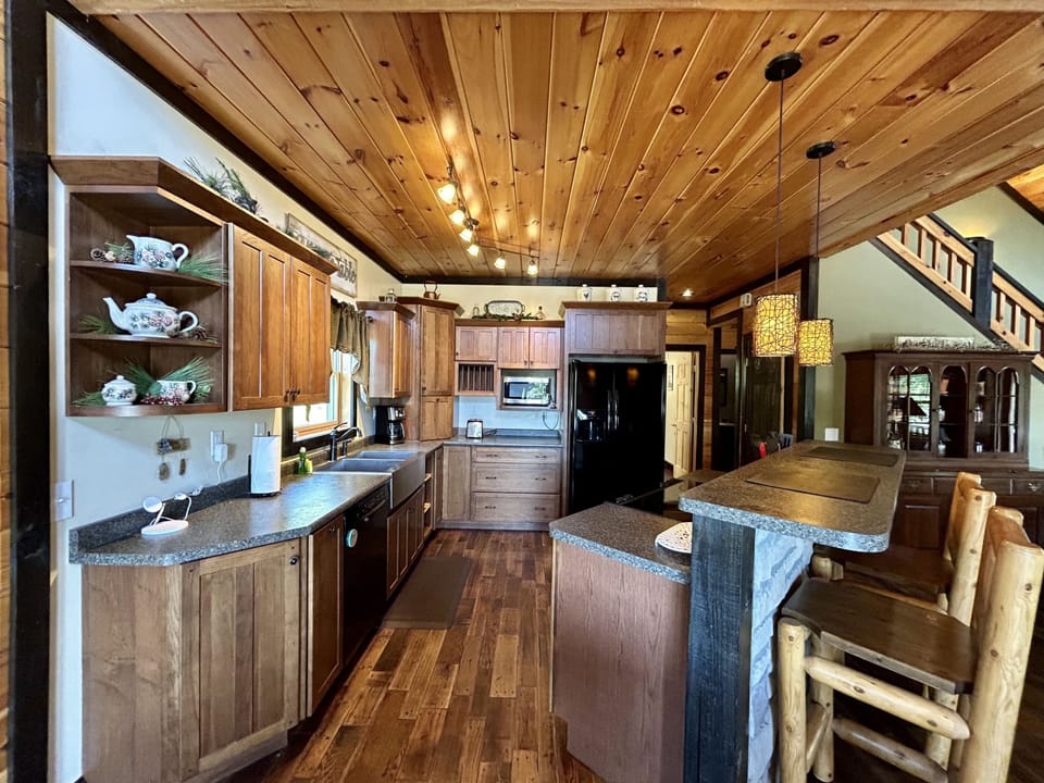Full kitchen that will make you feel at home. Stocked with all the basics.