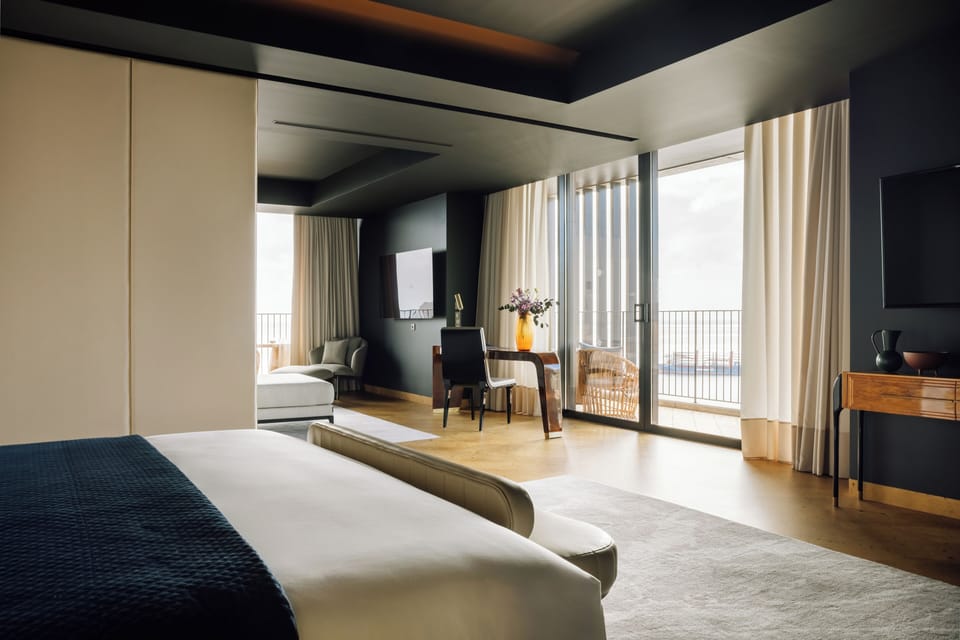 Corner Suite | 1 bedroom, premium bedding, pillowtop beds, minibar