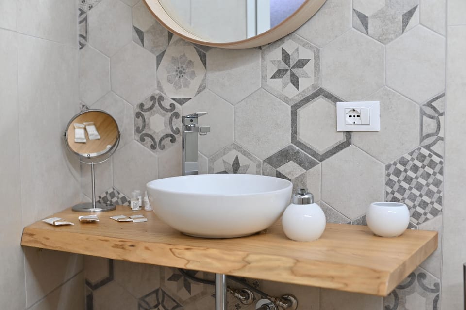 Shower, rainfall showerhead, free toiletries, hair dryer