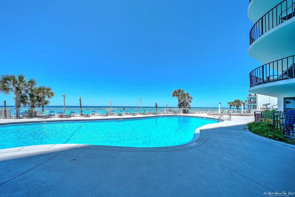 Pool-Heated in Cooler Months, Kiddie Pool, Hot Tub, Tiki Bar, Beach Service Included March thru October