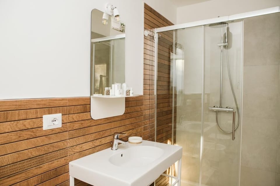 Deluxe Room | Bathroom | Free toiletries, hair dryer, bidet